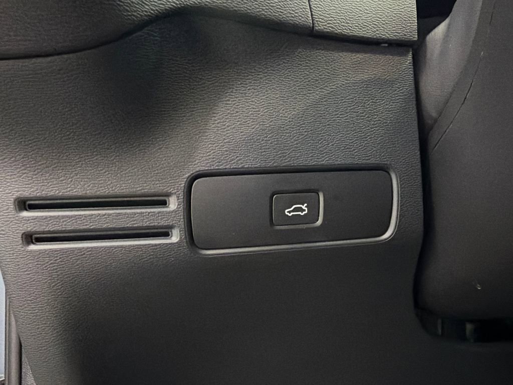 Used 2023 Volvo XC40 B5 Core image 32