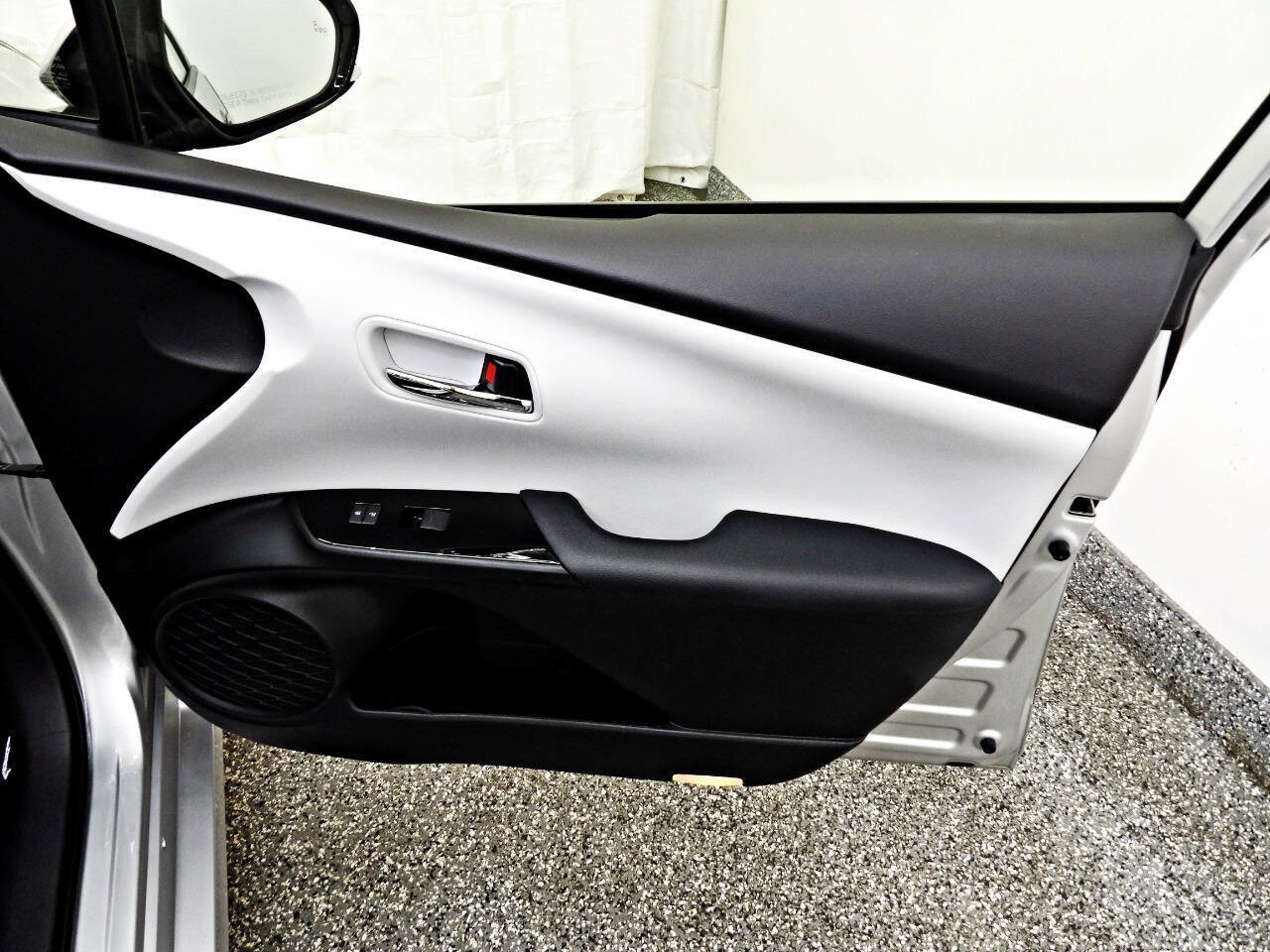 Used 2020 Toyota Prius XLE w/ Advanced Technology Package image 11