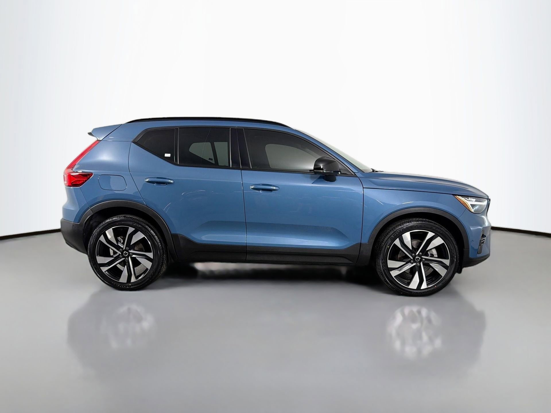 Certified 2023 Volvo XC40 B4 Plus w/ Protection Package Premier image 5