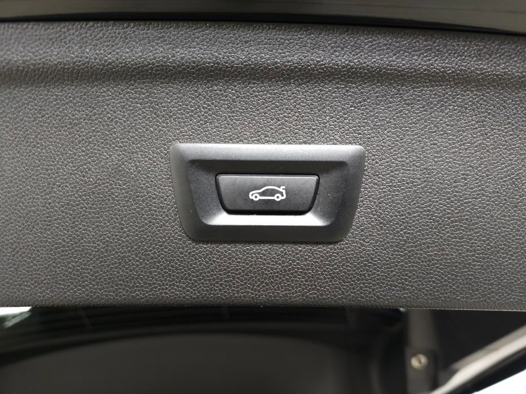 Used 2023 BMW iX xDrive50 w/ Premium Package image 9