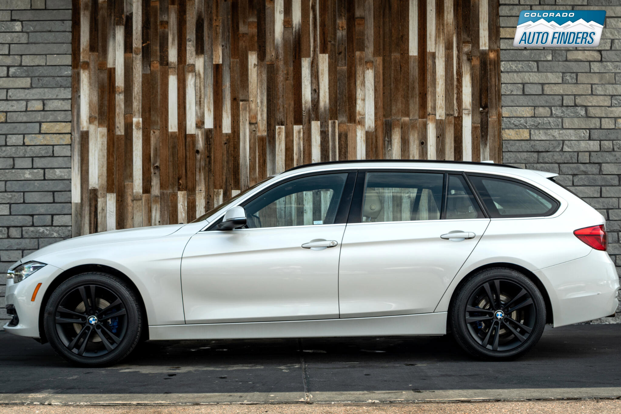 Used 2017 BMW 330i xDrive Wagon image 3