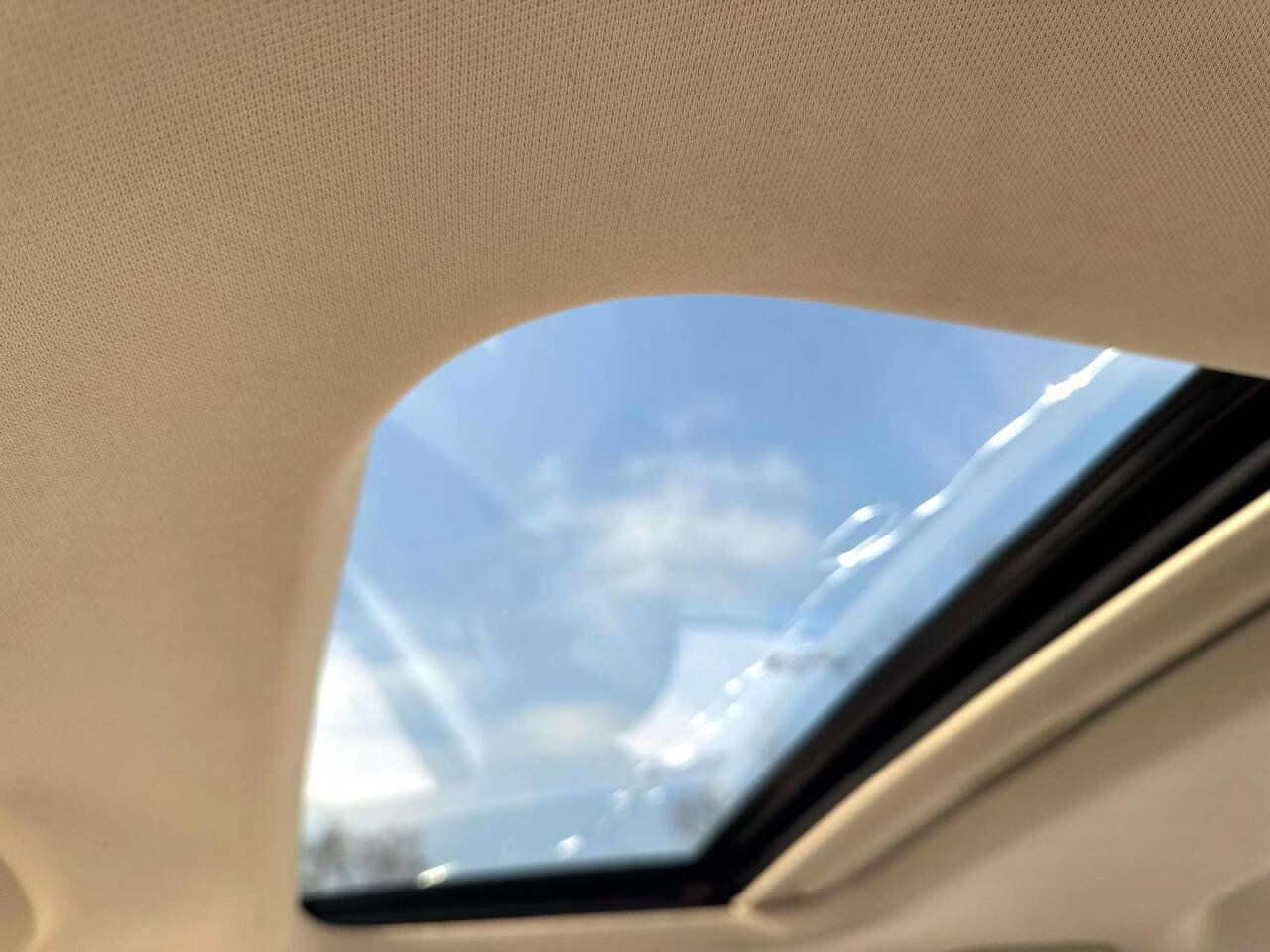 Used 2017 Ford Fusion SE w/ Fusion SE Technology Package image 14