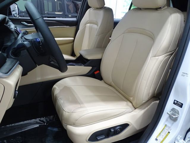 Used 2024 Jeep Grand Cherokee Limited image 11