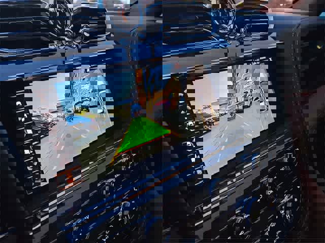 Used 2023 Bentley Bentayga Plug-In Hybrid image 33