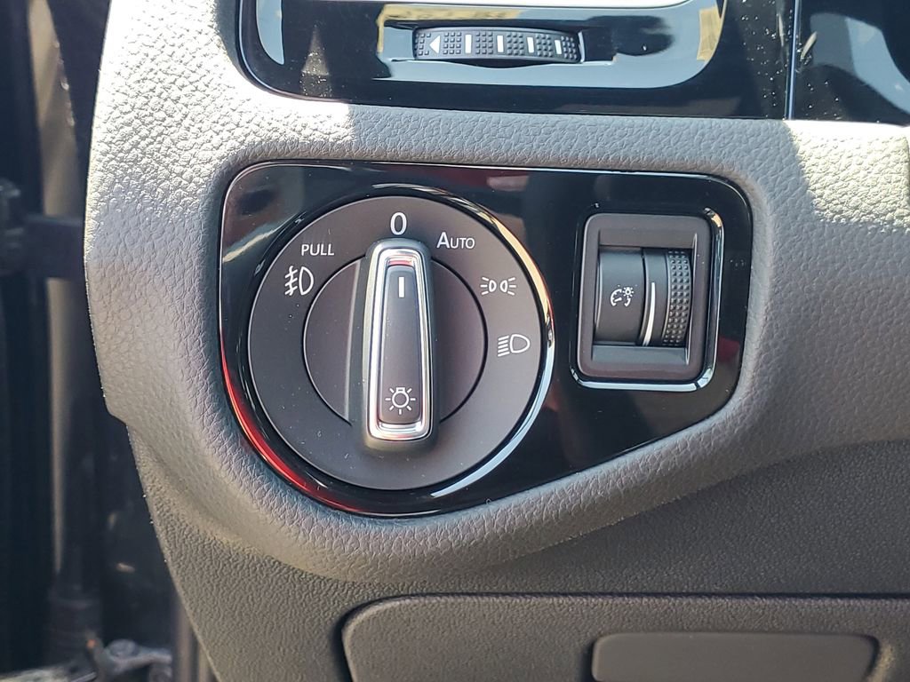 Used 2018 Volkswagen GTI SE w/ SE Leather Package FWD image 17