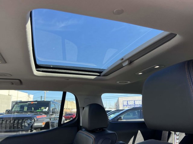 Used 2023 GMC Acadia AT4 w/ Technology Package image 12