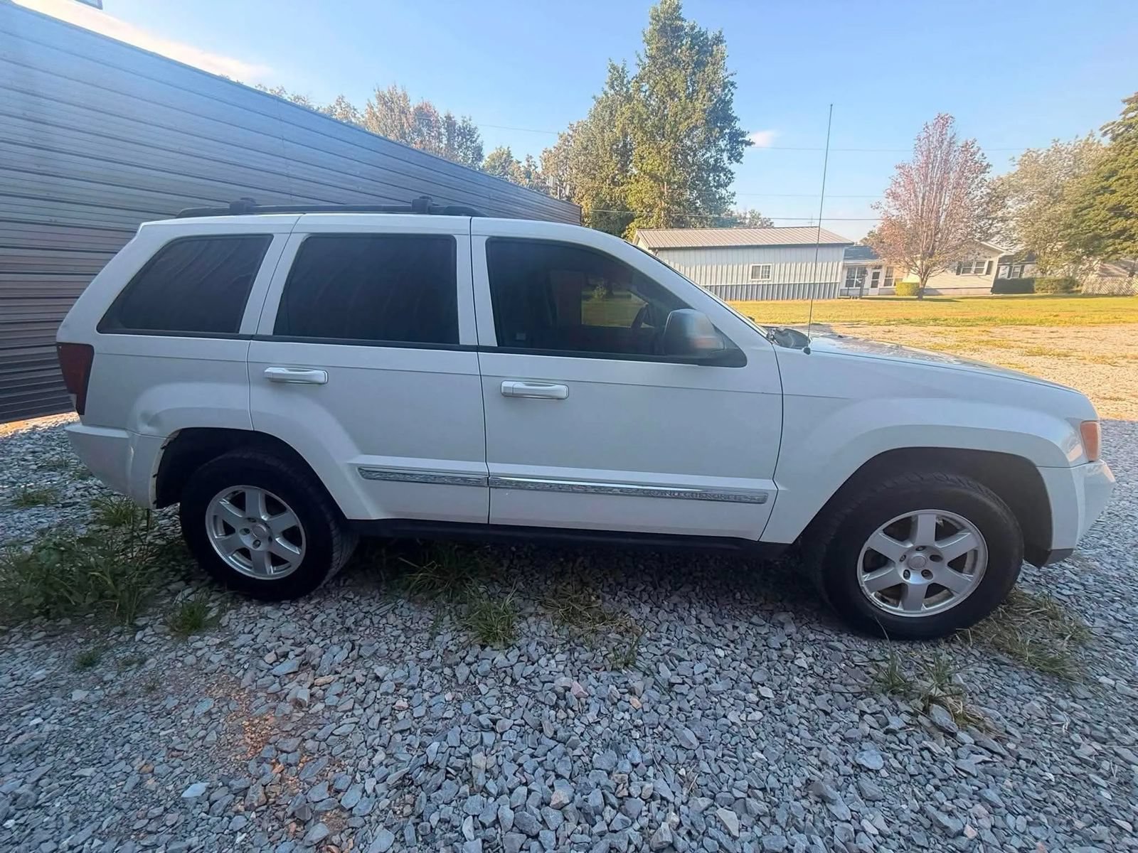 Used 2010 Jeep Grand Cherokee Laredo AWD/4WD image 4