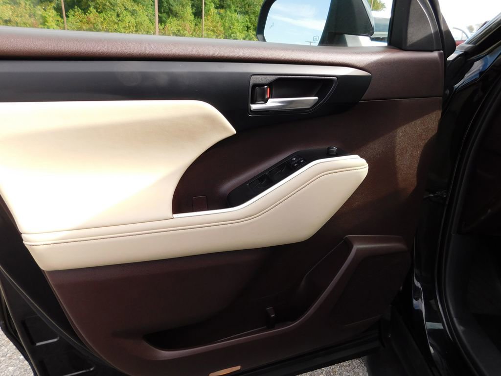 Used 2020 Toyota Highlander XLE image 16
