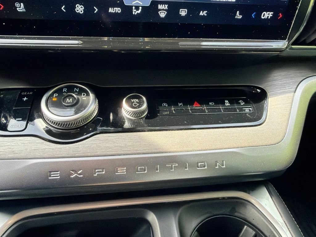 Used 2025 Ford Expedition Platinum w/ Driver's Package AWD/4WD image 27