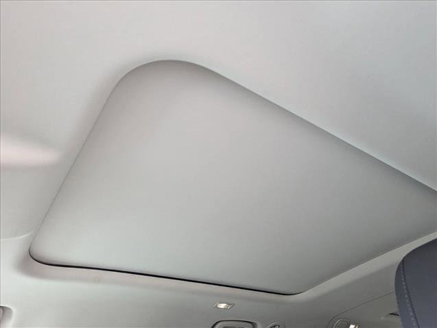 Used 2024 Land Rover Defender 130 X-Dynamic SE image 15