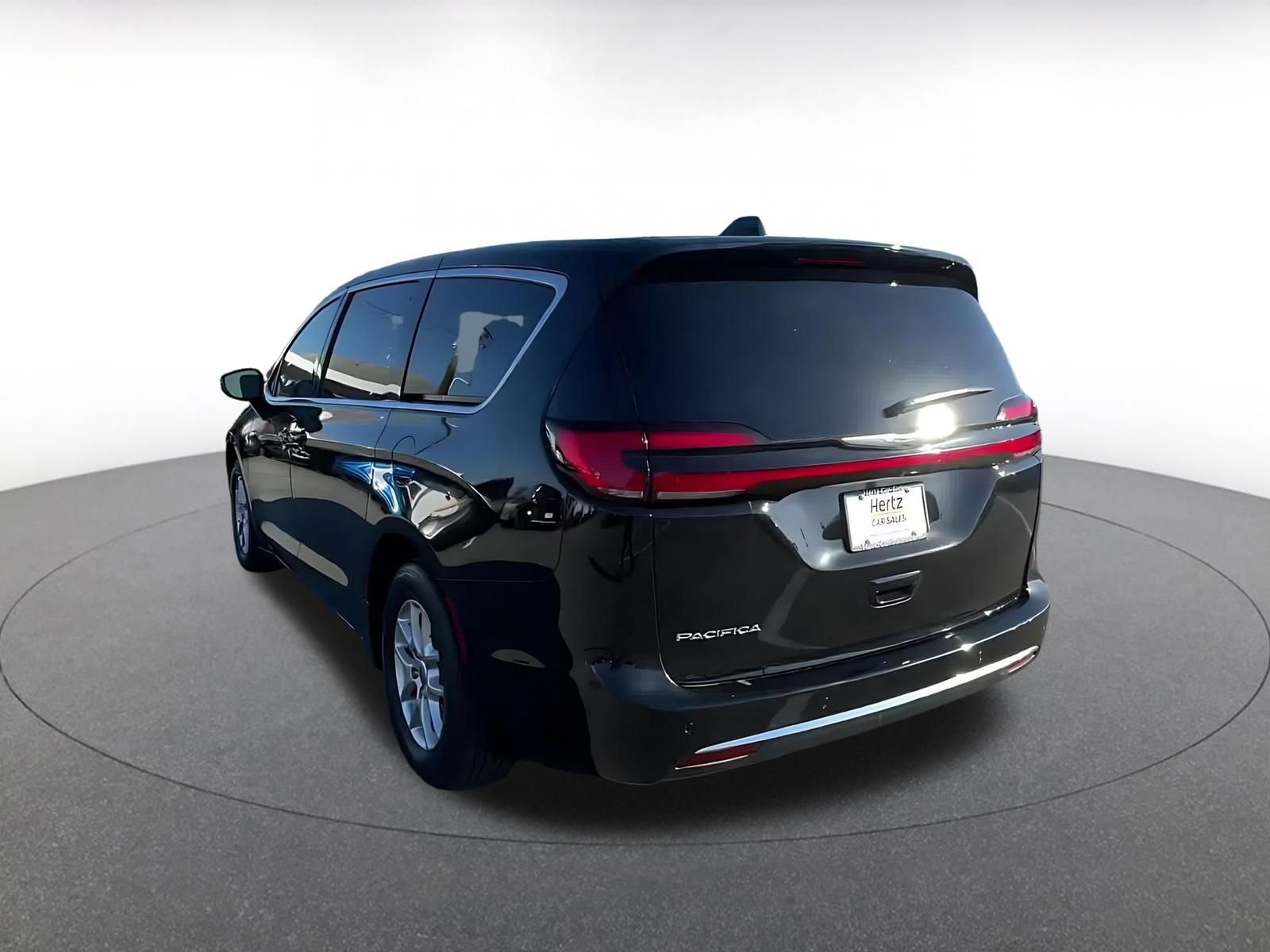 Used 2025 Chrysler Pacifica Select image 10