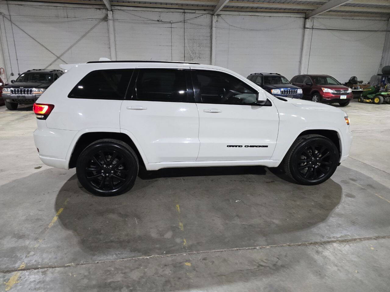 Used 2018 Jeep Grand Cherokee Altitude image 16