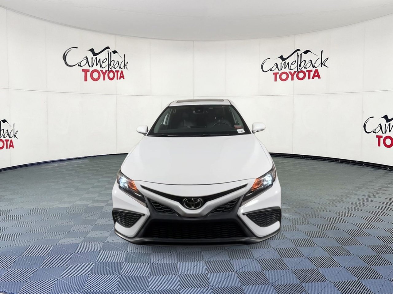 Used 2024 Toyota Camry SE w/ Convenience Package FWD image 5