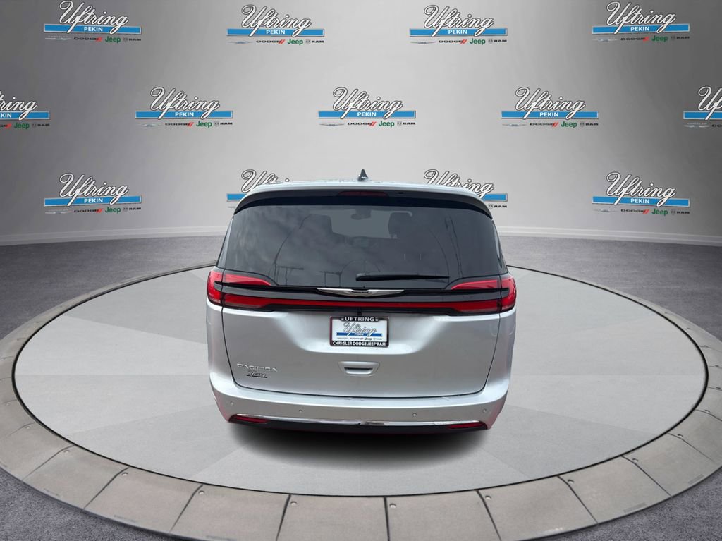 New 2026 Chrysler Pacifica Select image 4
