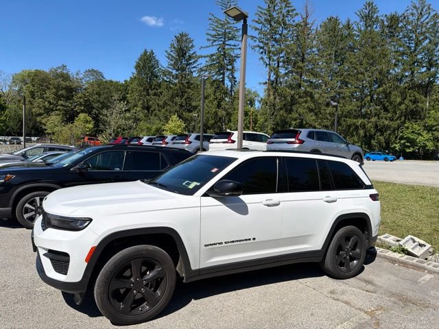 Used 2023 Jeep Grand Cherokee Altitude AWD/4WD image 2