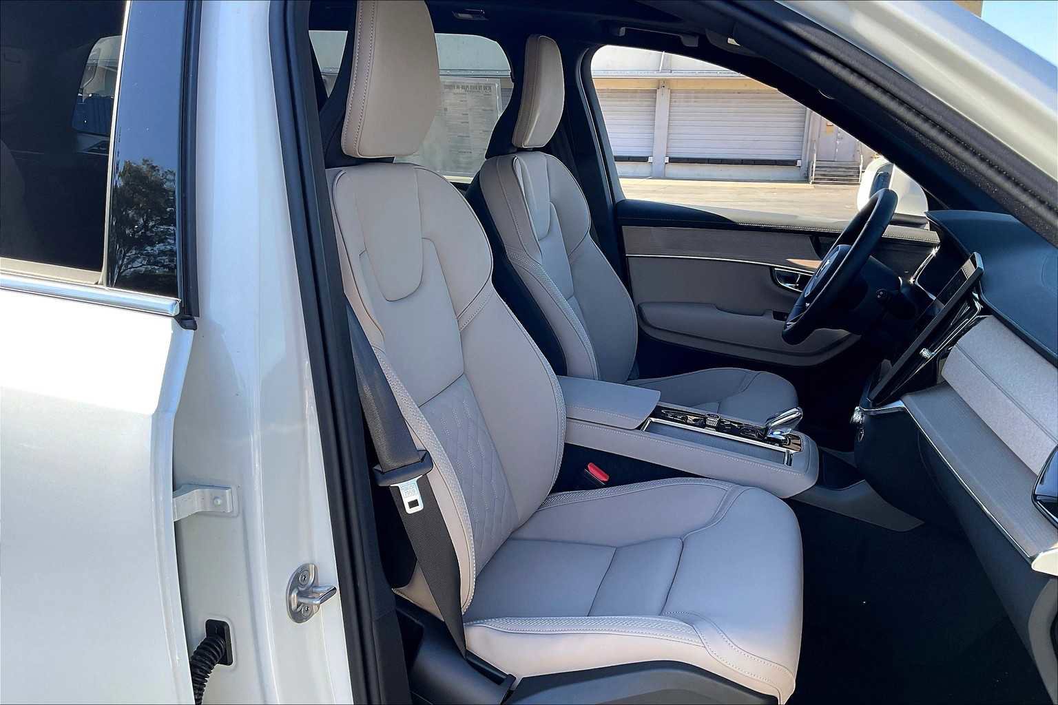 New 2026 Volvo XC90 T8 Plus w/ Protection Package Premier image 32