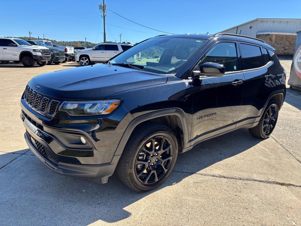 Used 2025 Jeep Compass Latitude w/ Altitude Special Edition AWD/4WD image 3
