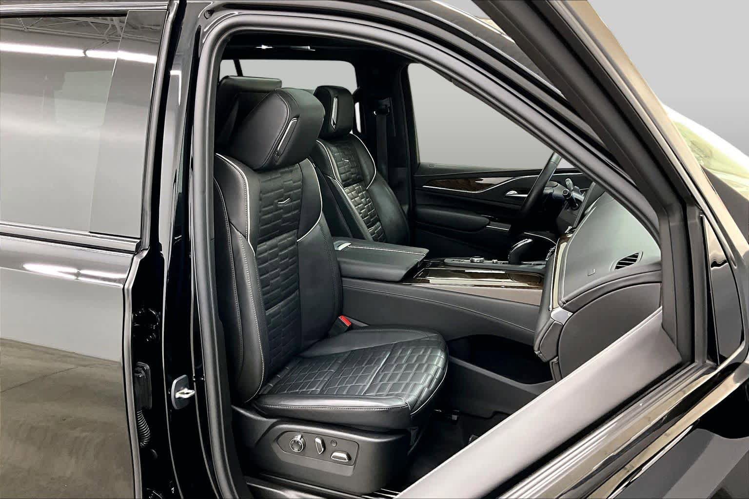 Used 2023 Cadillac Escalade Sport Platinum w/ LPO, ONYX Package AWD/4WD image 9