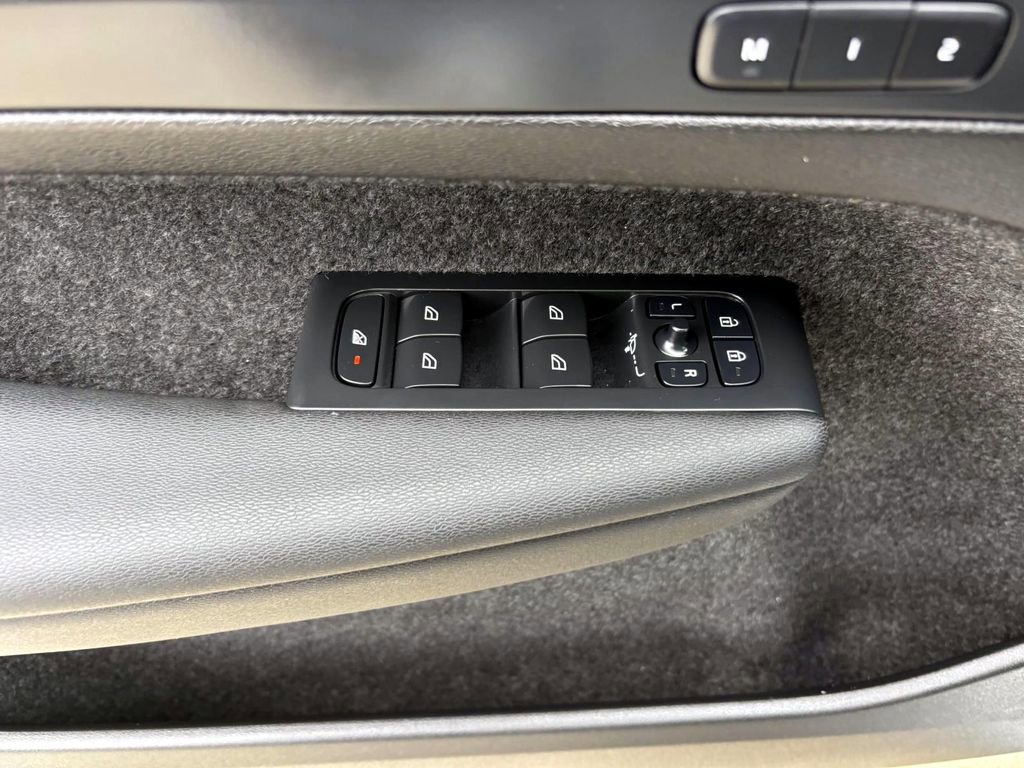 Used 2025 Volvo XC40 B5 Core image 13