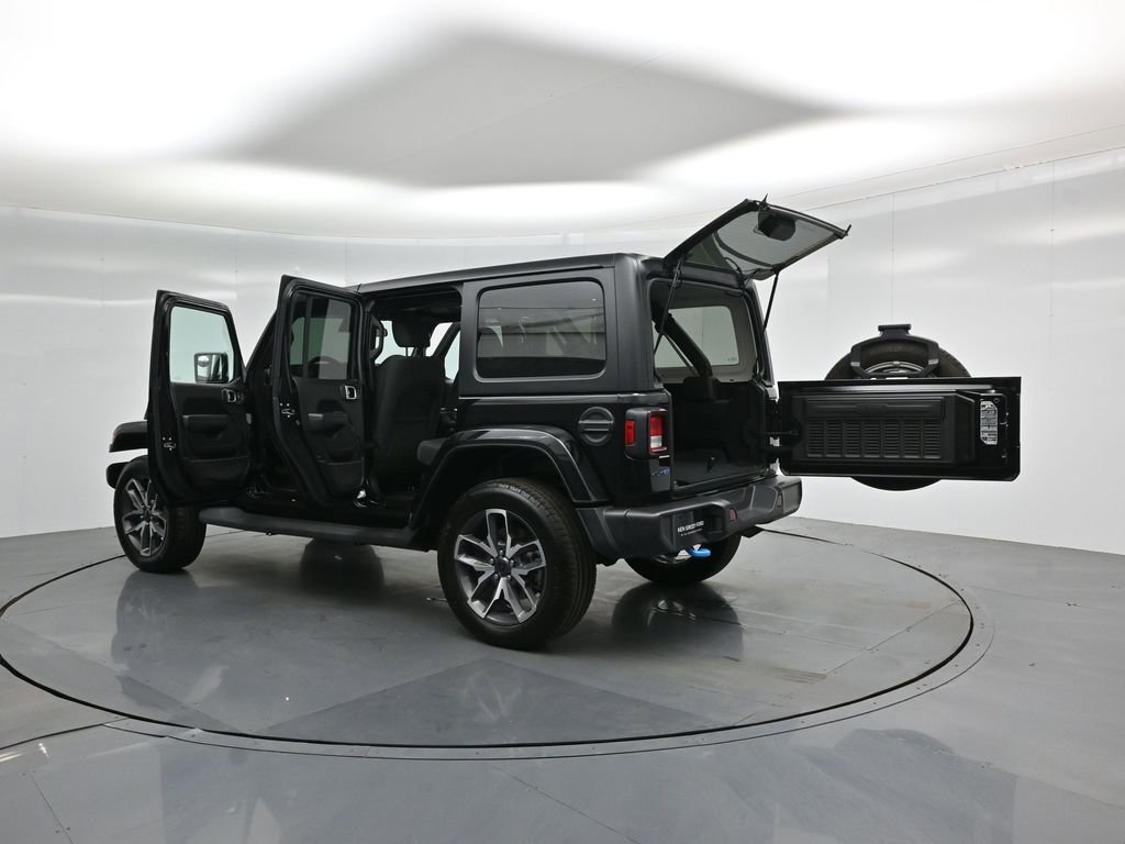Used 2024 Jeep Wrangler Unlimited AWD/4WD image 33