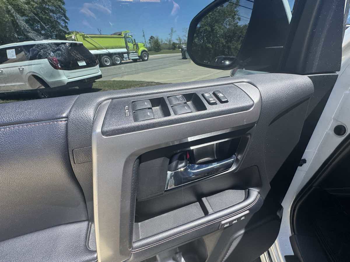 Used 2018 Toyota 4Runner SR5 AWD/4WD image 13