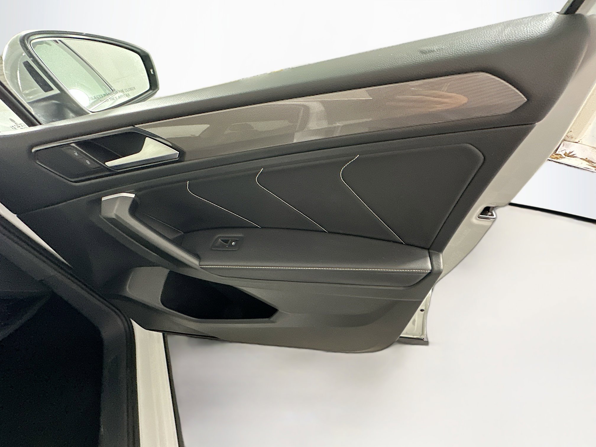 Used 2024 Volkswagen Tiguan SE image 31