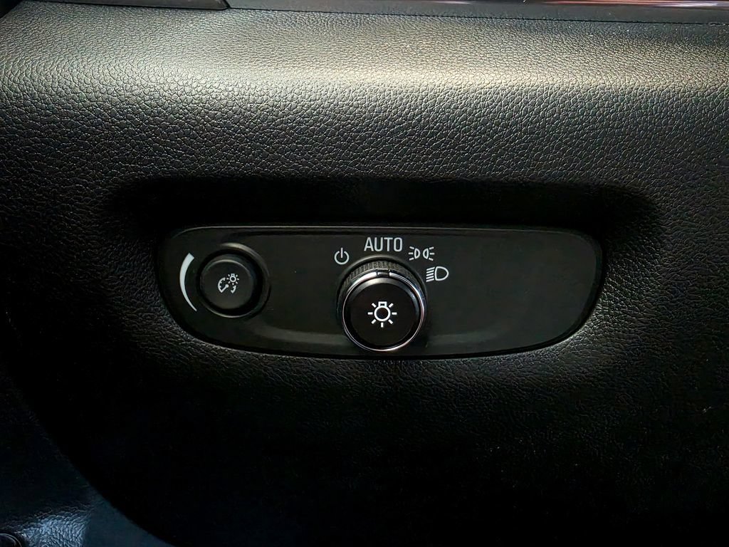Used 2023 Chevrolet Traverse LT FWD image 23