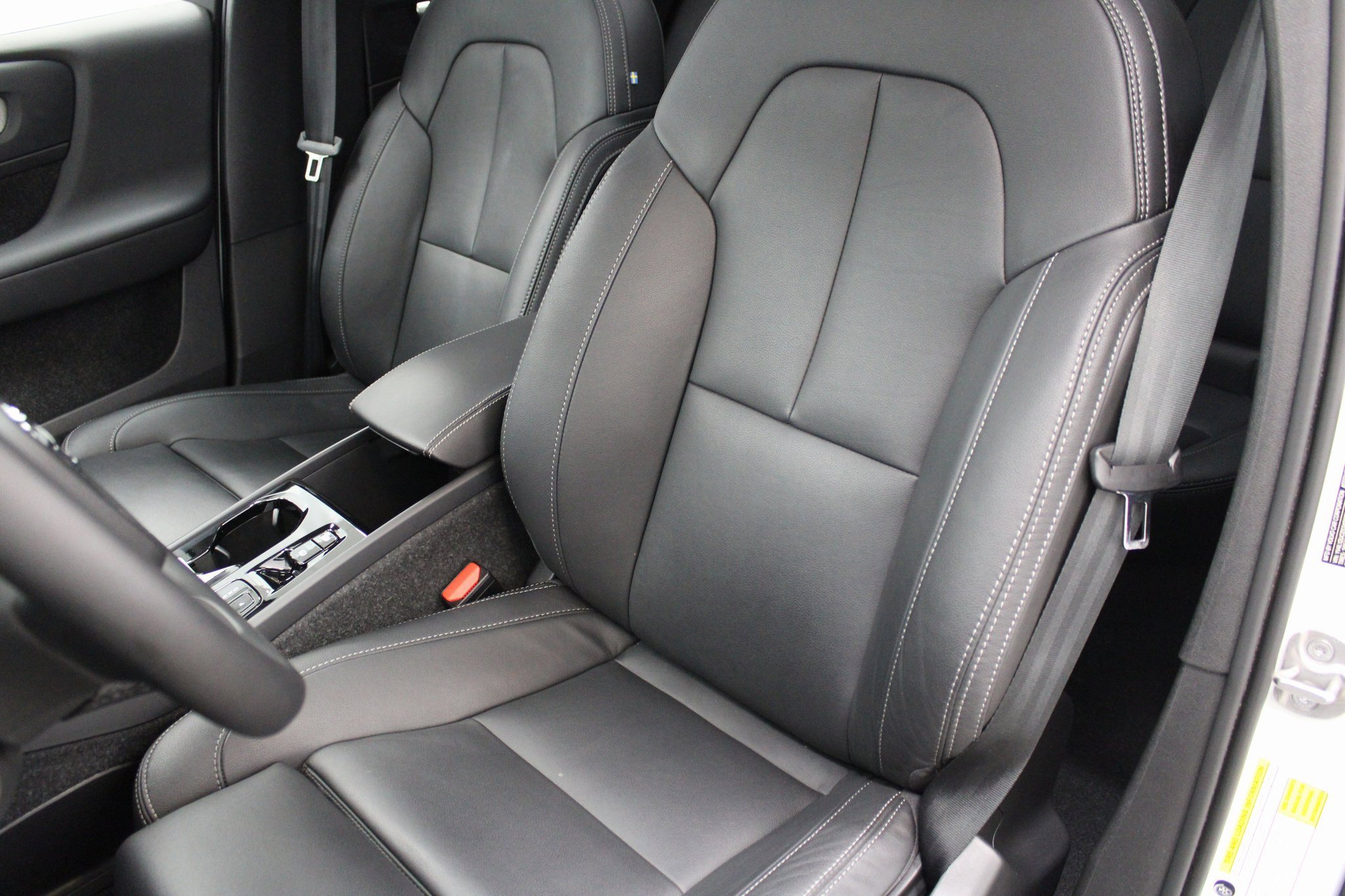 Used 2025 Volvo XC40 B5 Plus image 12