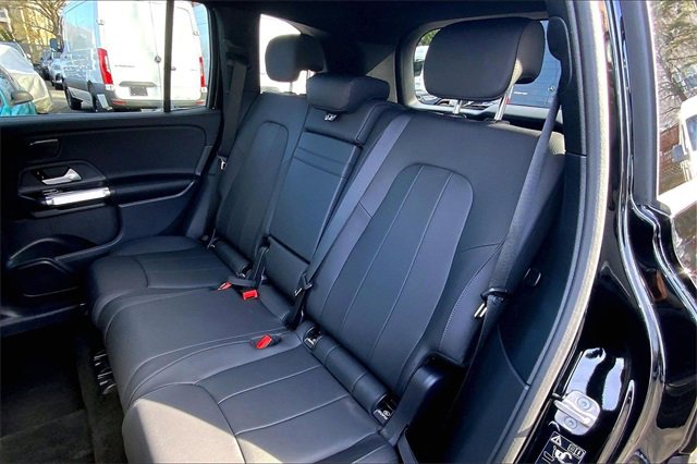Used 2025 Mercedes-Benz GLB 250 4MATIC image 17