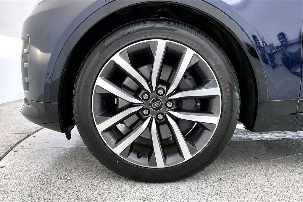 Used 2023 Land Rover Discovery HSE R-Dynamic AWD/4WD image 10