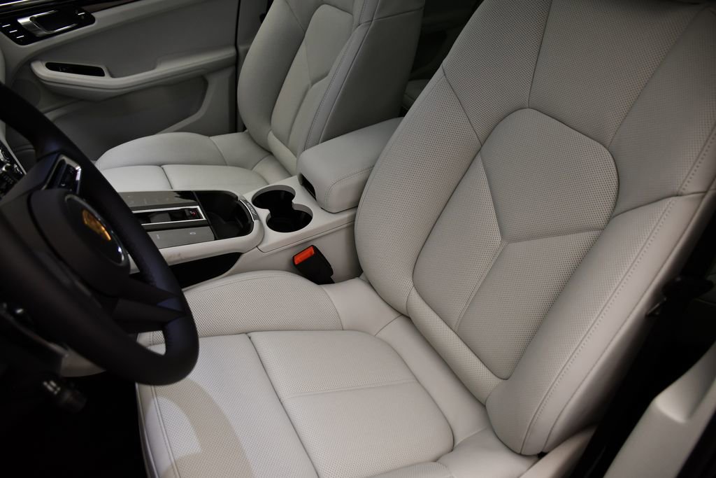 Certified 2025 Porsche Macan image 5