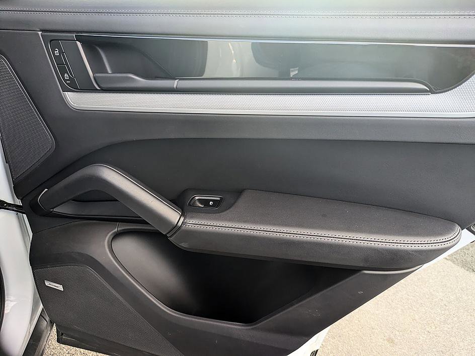 Used 2024 Porsche Cayenne image 36