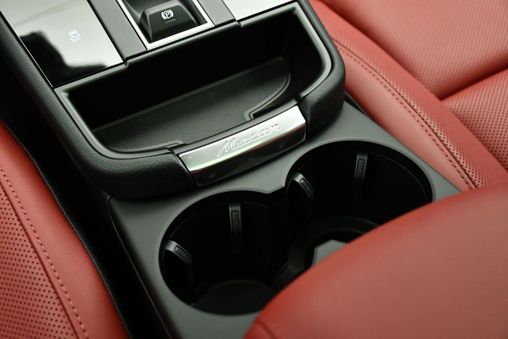 Used 2025 Porsche Macan image 31