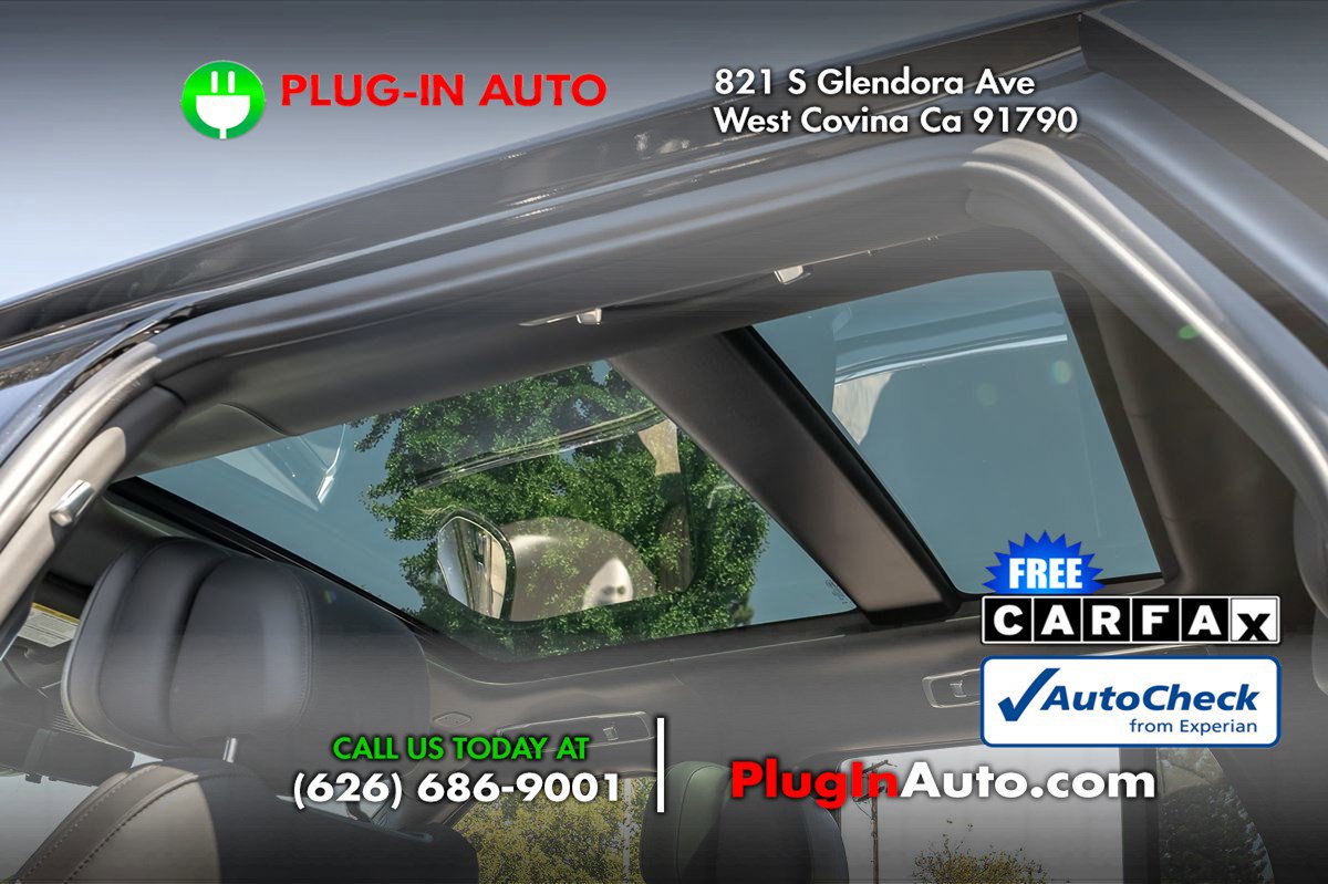 Used 2025 Land Rover Range Rover SV image 12