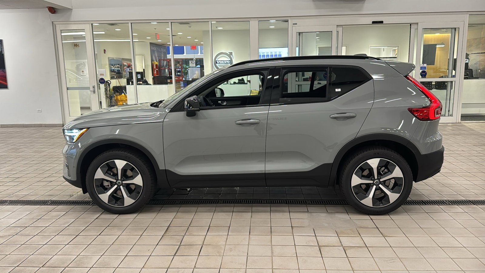 Used 2026 Volvo XC40 B5 Plus w/ Protection Package Premier AWD/4WD image 8
