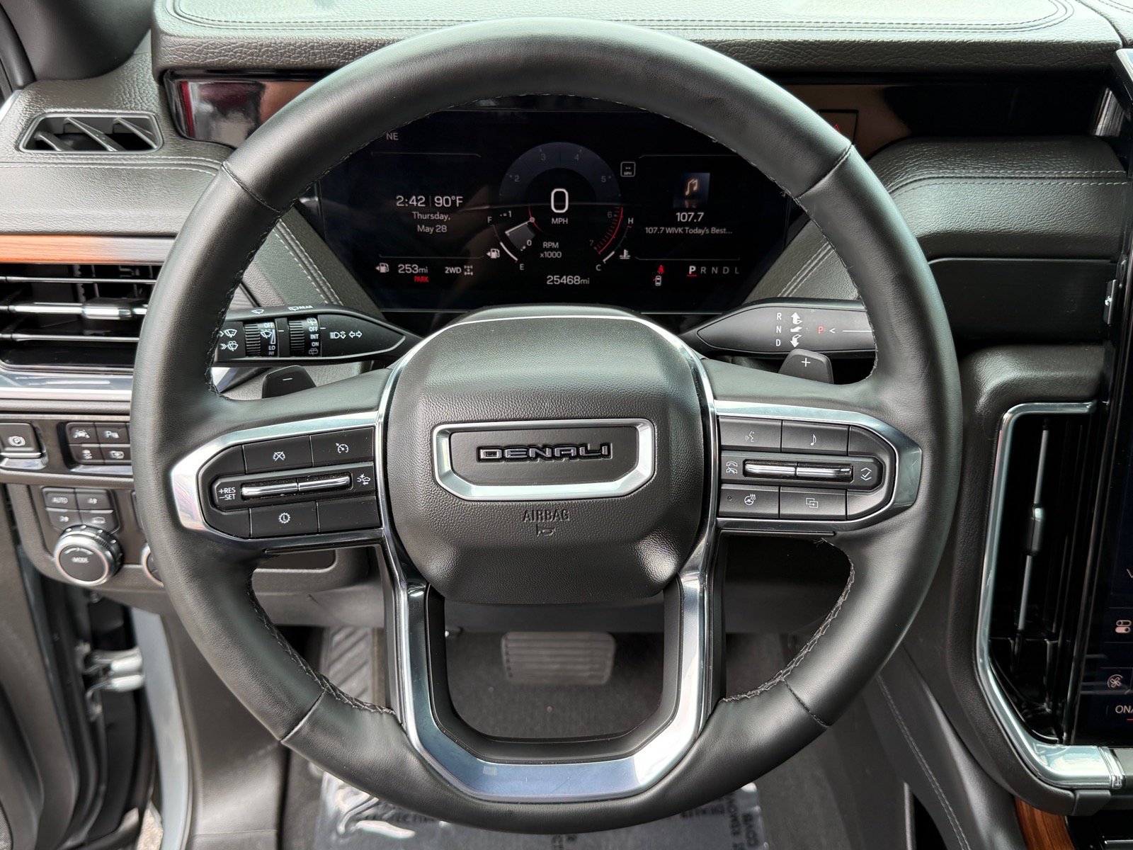 Used 2025 GMC Yukon XL Denali AWD/4WD image 15