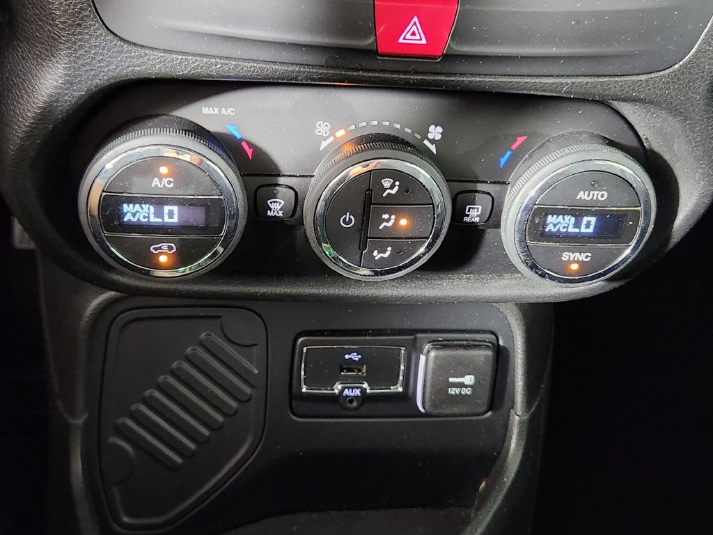 Used 2017 Jeep Renegade Latitude w/ Popular Equipment Group FWD image 23