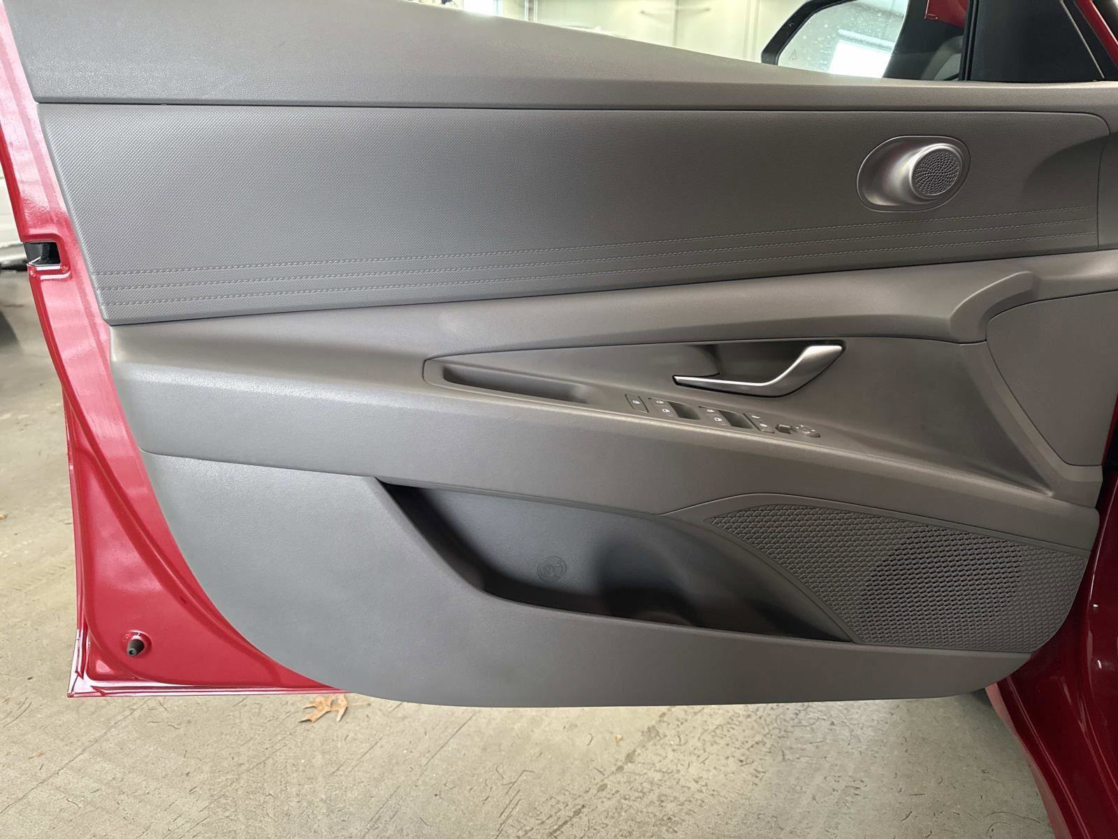 Used 2022 Hyundai Elantra SEL w/ Preferred Accessory Package image 17