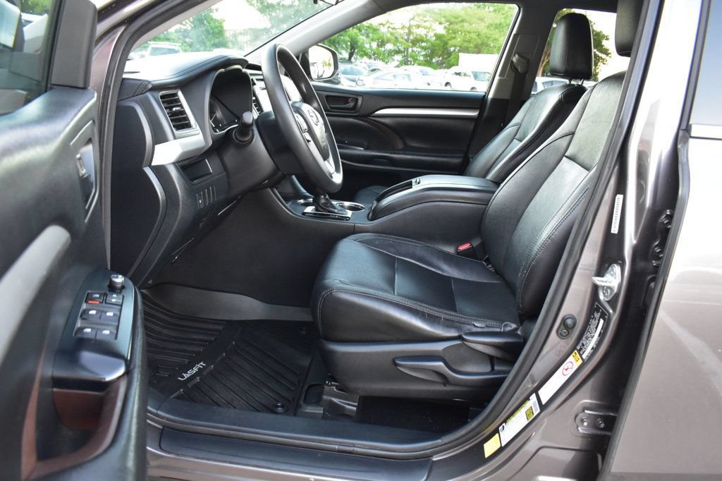 Used 2014 Toyota Highlander LE FWD image 12