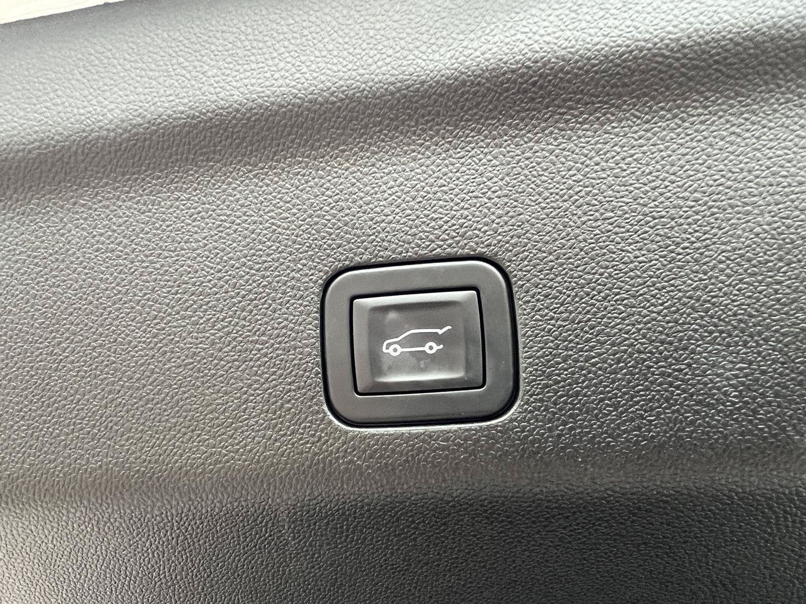 Used 2025 GMC Yukon XL Denali Ultimate AWD/4WD image 19