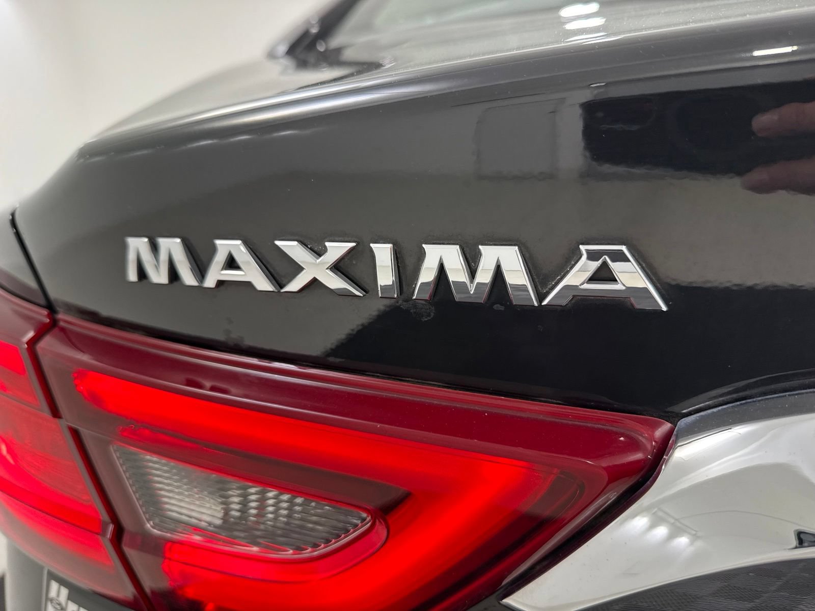 Used 2017 Nissan Maxima Platinum w/ Interior Lighting Package FWD image 11