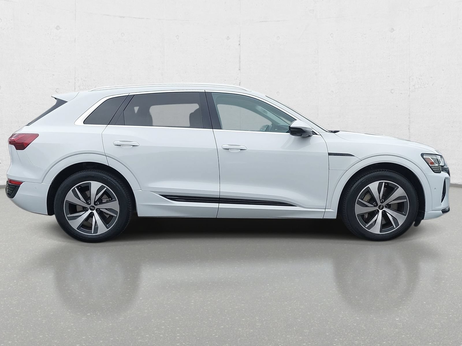 Used 2024 Audi Q8 e-tron Premium Plus w/ Premium Plus Package AWD/4WD image 4