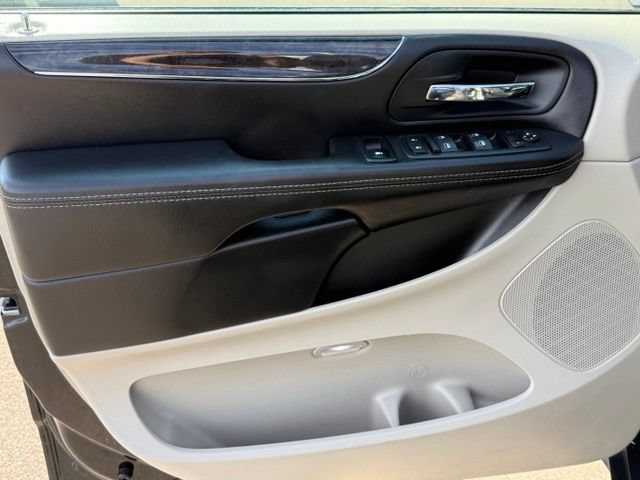 Certified 2016 Chrysler Town & Country Touring FWD image 12