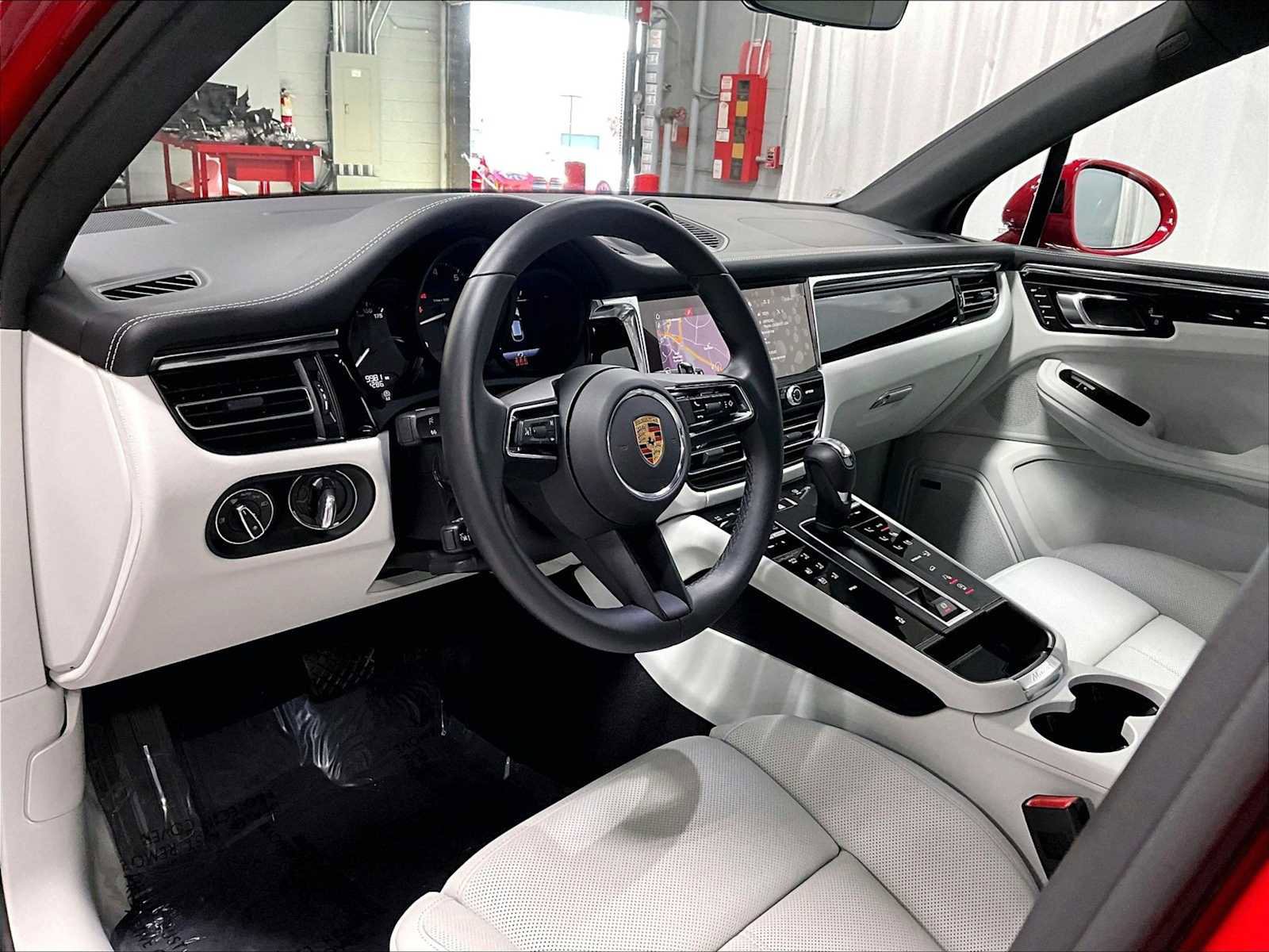 Used 2025 Porsche Macan image 6