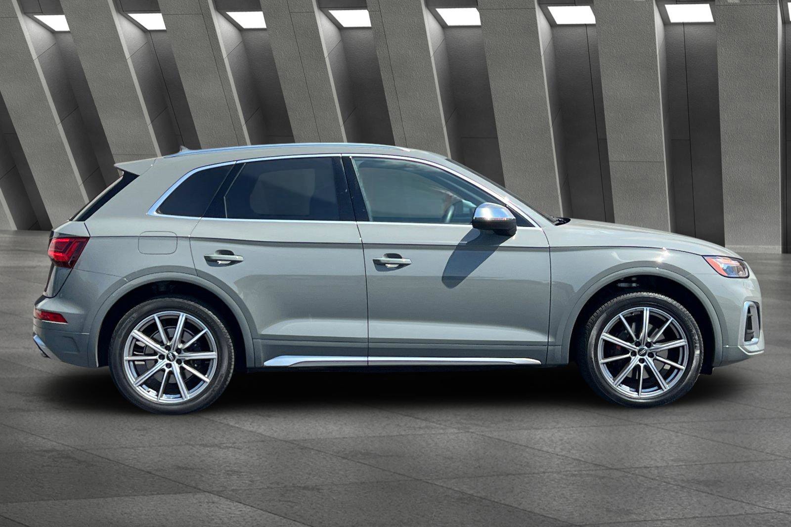 Used 2022 Audi SQ5 Premium w/ Convenience Package image 3