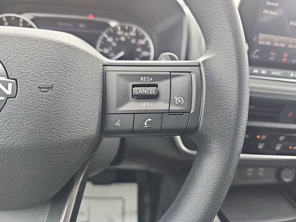 Used 2025 Nissan Rogue S image 21