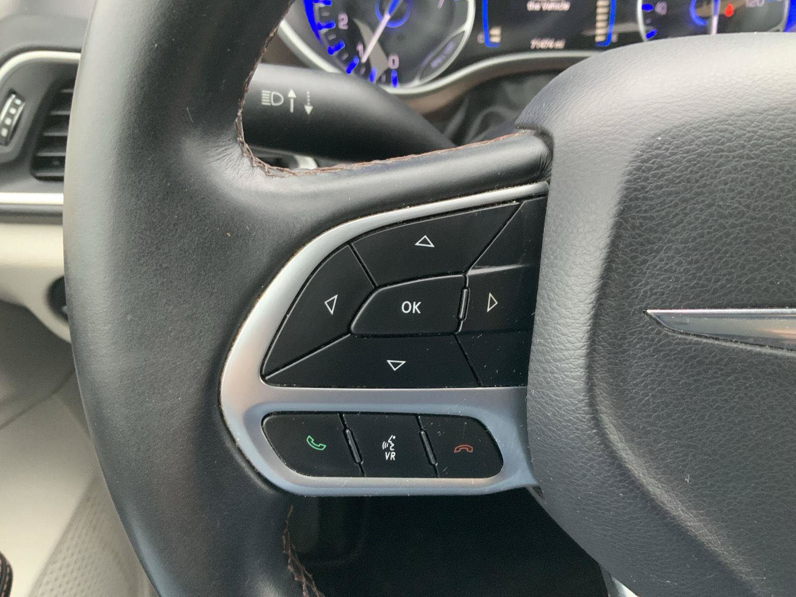 Used 2017 Chrysler Pacifica Touring-L FWD image 23