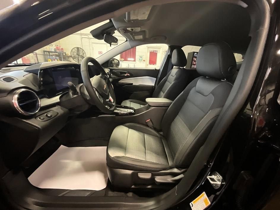 New 2026 Chevrolet Trax LT w/ LT Convenience Package FWD image 4