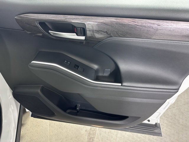 Used 2023 Toyota Highlander Platinum image 9