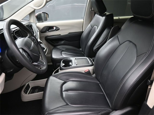 Used 2023 Chrysler Pacifica Touring-L image 33
